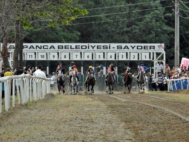 Sapanca'da '7'nci Mahalli At Yarışları' ilgi gördü