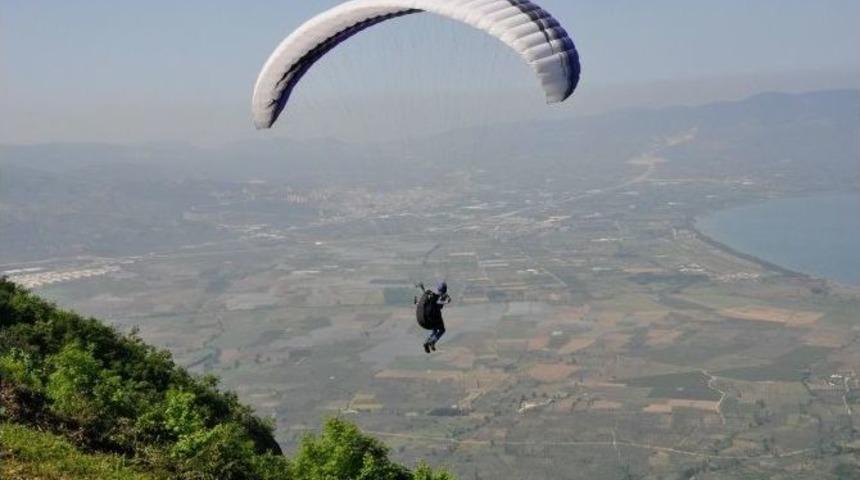 Yamaç Paraşütü Renkli Görüntülere Sahne Oldu