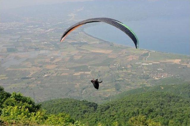 Yamaç Paraşütü Renkli Görüntülere Sahne Oldu