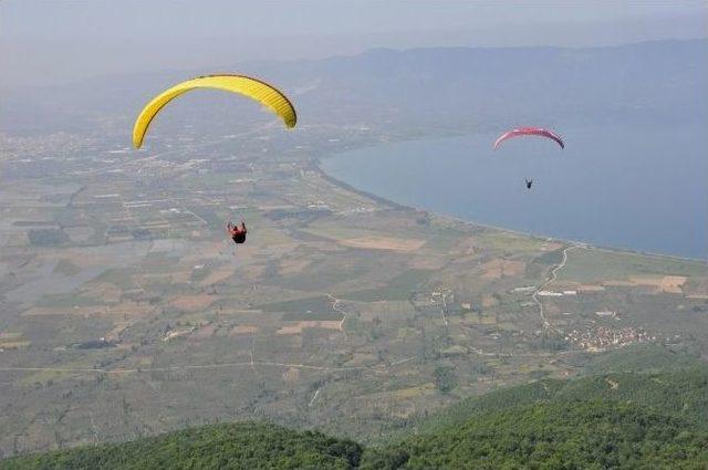 Yamaç Paraşütü Renkli Görüntülere Sahne Oldu