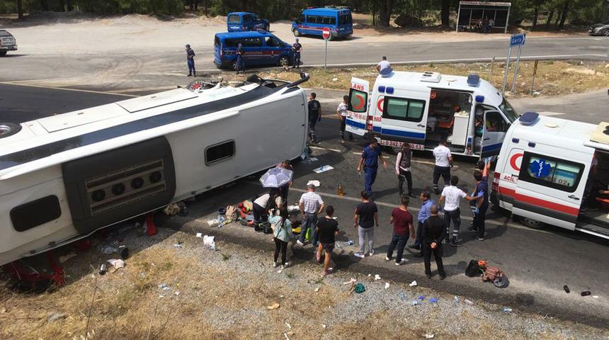 Antalya'da turistleri taşıyan otob&uuml;s kaza yaptı! &Ccedil;ok sayıda &ouml;l&uuml; ve yaralı