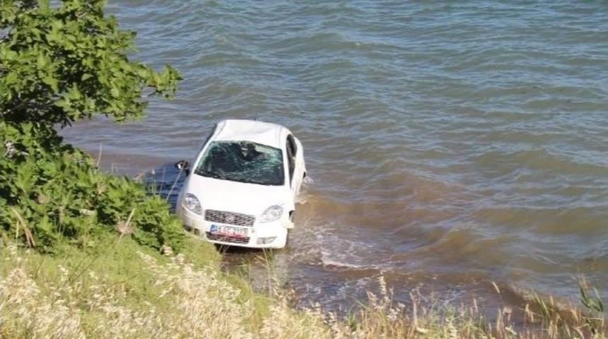 Alkoll&uuml; Kadının Kullandığı Otomobil 30 Metreden Denize U&ccedil;tu