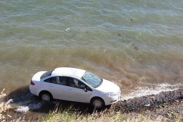 Alkollü Kadının Kullandığı Otomobil 30 Metreden Denize Uçtu