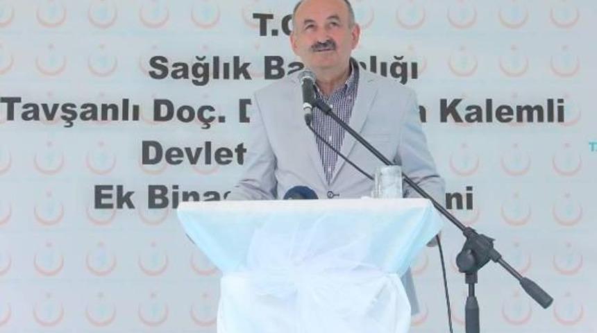 K&uuml;tahya'ya Helikopterle Gelen M&uuml;ezzinoğlu, Ak Parti Amblemli K&uuml;rs&uuml;de Konuşma Yaptı (2)