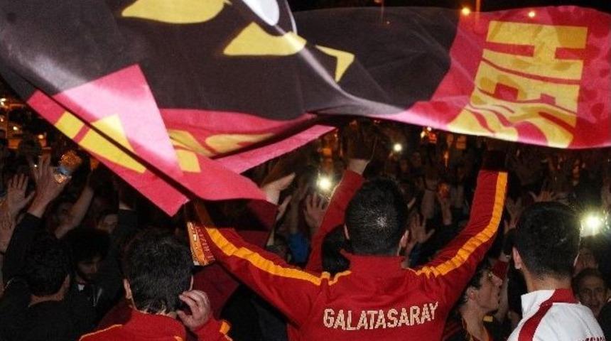 Erzurum&rsquo;da Galatasaraylı Taraftarların Galibiyet Coşkusu