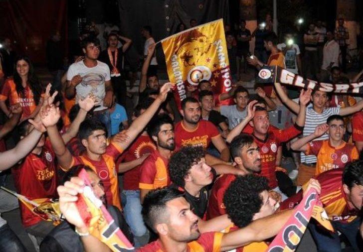 Galatasaray Taraftarından Sevinç Gösterisi