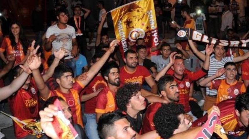 Galatasaray Taraftarından Sevin&ccedil; G&ouml;sterisi
