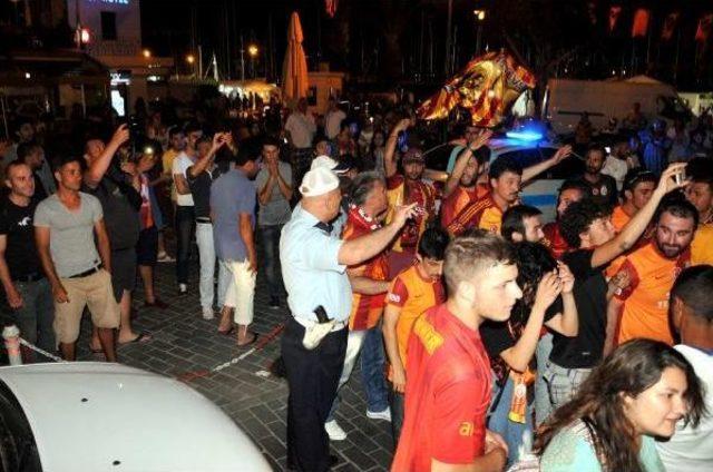 Galatasaray Taraftarından Sevinç Gösterisi