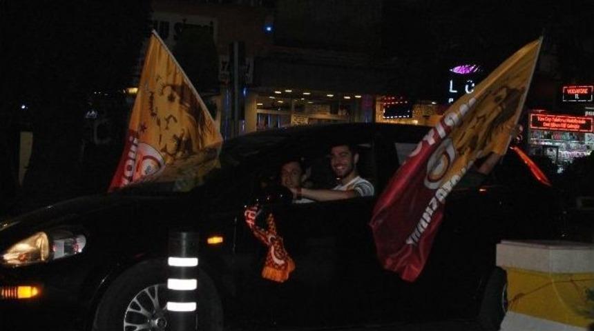 Aydın&rsquo;da Galatasaray Taraftarları Sokaklara D&ouml;k&uuml;ld&uuml;