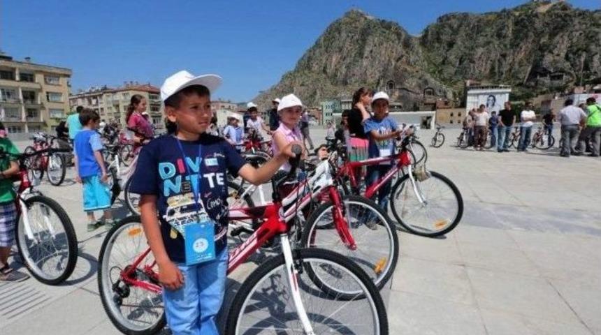 Sağlık Bakanlığı&rsquo;ndan Amasyalı &Ccedil;ocuklara 300 Bisiklet