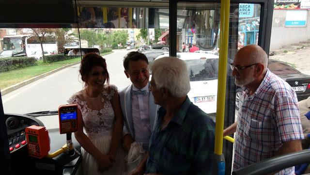 Düğünlerine belediye otobüsü ile gittiler