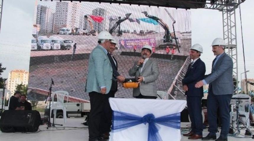 Bakan G&uuml;ll&uuml;ce, &ldquo;eyvallah Şahım&rdquo; T&uuml;rk&uuml;s&uuml;n&uuml; S&ouml;yledi