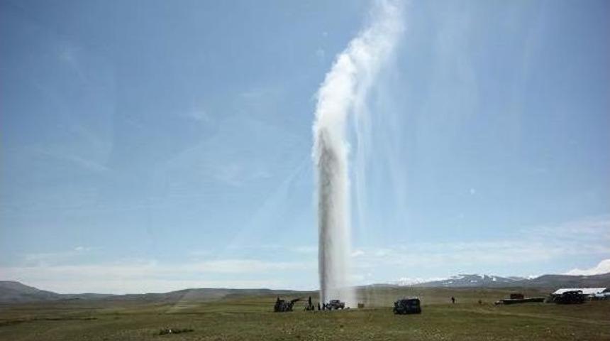 Sera I&ccedil;in A&ccedil;ılan Kuyudan 30 Metre Termal Su Fışkırdı