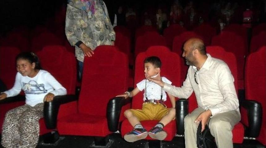 İhh&rsquo;dan Yetimler İ&ccedil;in Sinema Ve Yemek Etkinliği