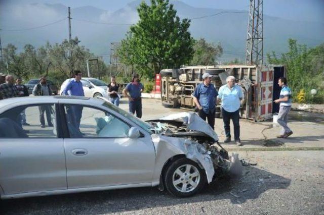 İşçi Taşıyan Kamyonet, Otomobille Çarpıştı: 5 Yaralı