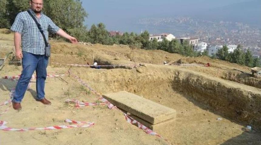 Gemlik&rsquo;Te 2 Bin 200 Yıllık Lahit Mezar Bulundu