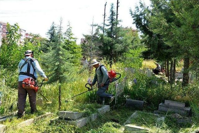 Mezarlıklarda, Temizlik Ve Bakım Çalışmaları Devam Ediyor