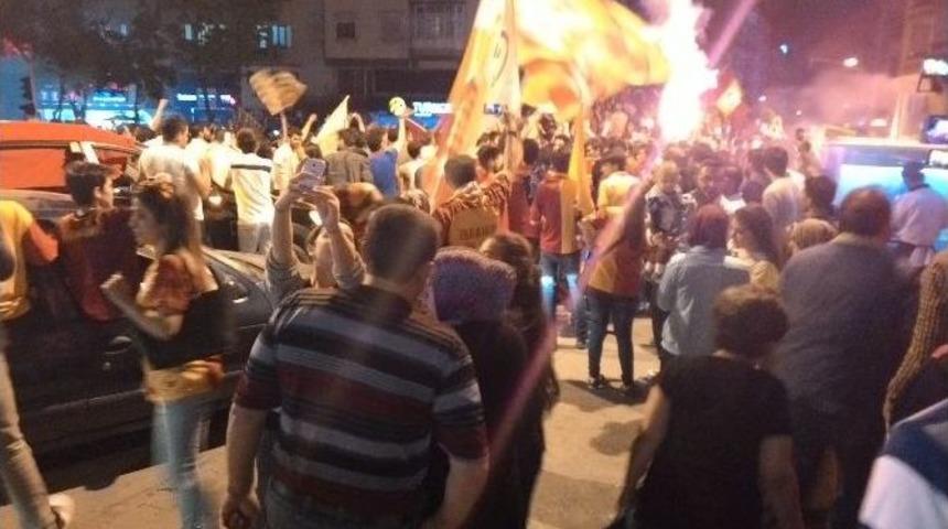 Afyonkarahisar&rsquo;da Galatasaray Taraftarlarının Kutlaması Olaylı Bitti