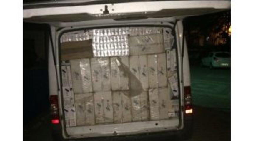 Polisten Ka&ccedil;maya &Ccedil;alışan Ara&ccedil;ta 38 Bin Paket Ka&ccedil;ak Sigara Ele Ge&ccedil;irildi