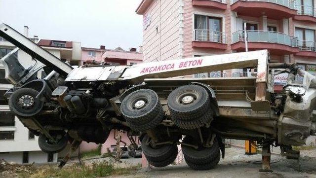 Düzce’de Beton Pompası Devrilmek Üzereyken Durduruldu