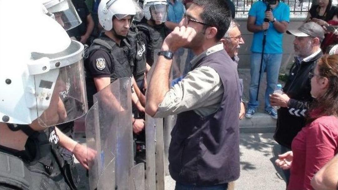 Adliyedeki Olaylarda Başına Taş İsabet Eden Komiser Yaralandı