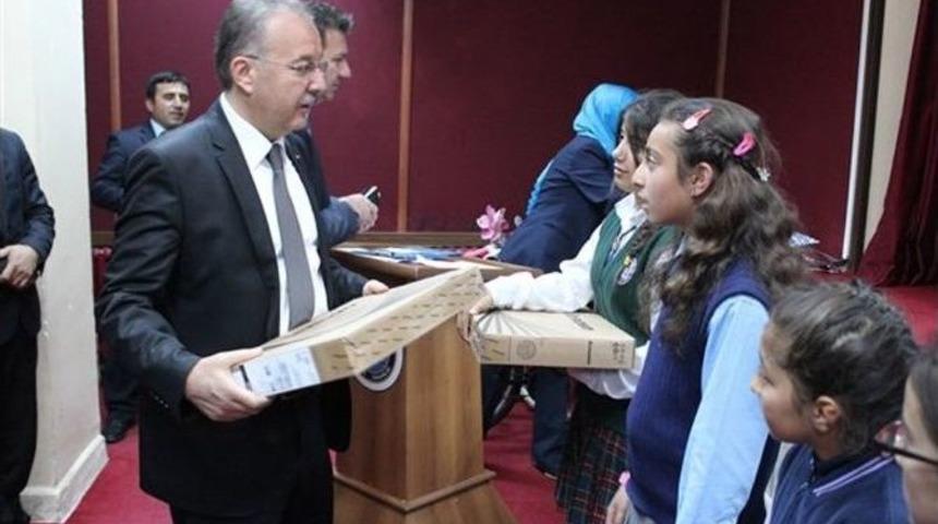 Umre Biletini Vali &Ouml;zdemir&rsquo; İn Elinden Aldı