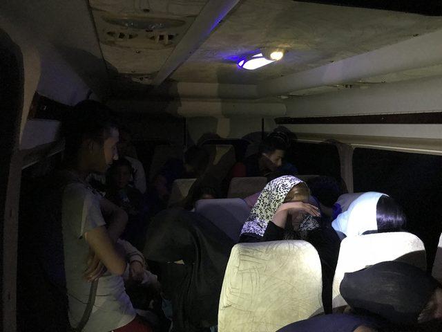 Şoförün terk ettiği minibüs içinde 25 kaçak göçmen yakalandı