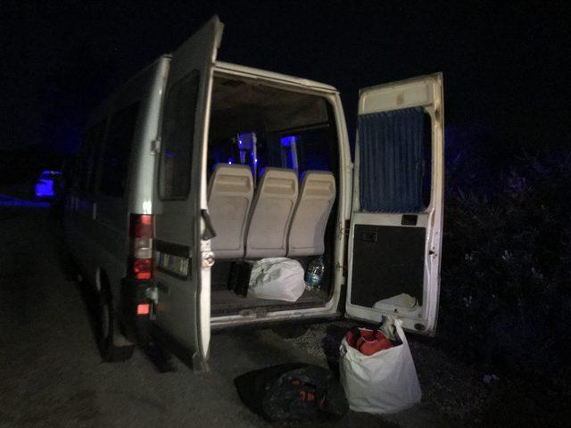 Şoförün terk ettiği minibüs içinde 25 kaçak göçmen yakalandı