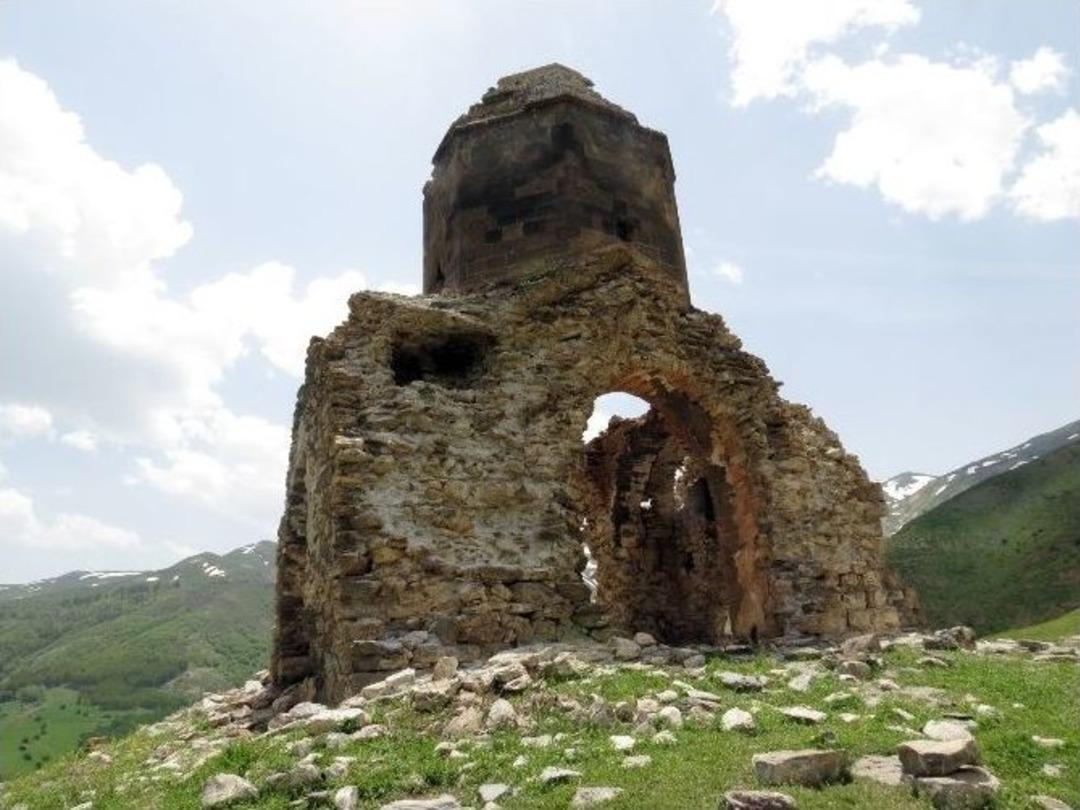 Arakelots Ermeni Manastırı K&ouml;stebek Yuvasına D&ouml;nd&uuml;
