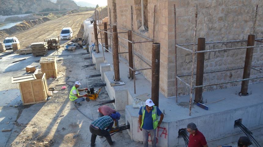 Artuklu Hamamı ve Sultan S&uuml;leyman Ko&ccedil; Cami, Zeynel Bey T&uuml;rbesi'ne komşu oluyor