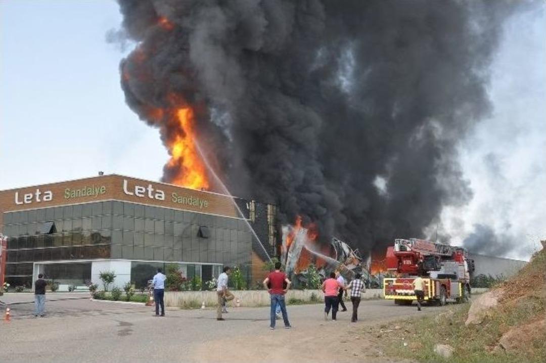 Sandalye Fabrikası Alev Alev Yandı