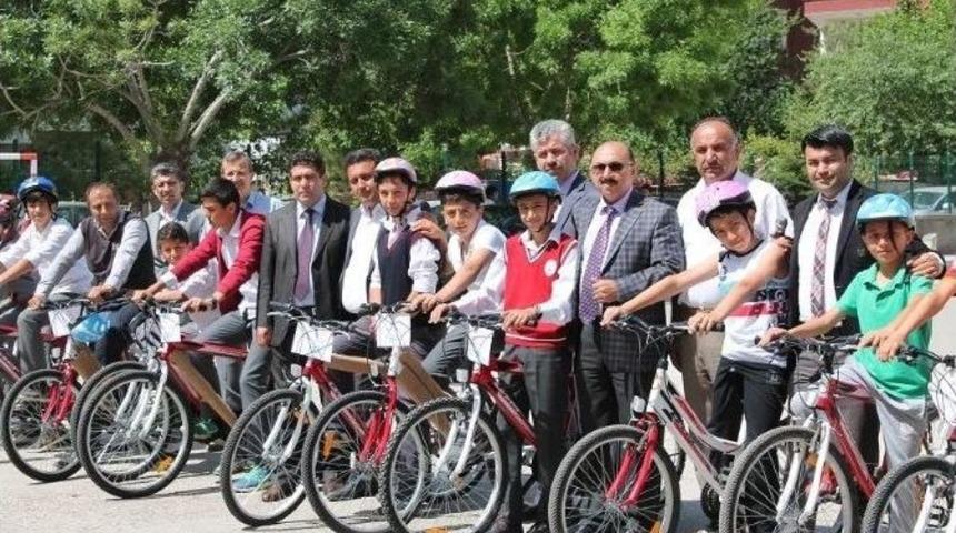 Sungurlu&rsquo;da &Ouml;ğrencilere 33 Adet Bisiklet Dağıtıldı