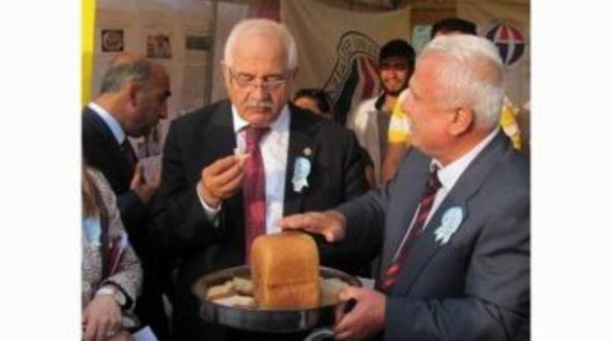 Milletvekili Erdoğan&rsquo;a Araban&rsquo;da Bayatlamayan Ekmek İkramı