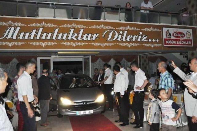 Elektriği Kesilen Düğün Salonuna Otomobilden Işık Ve Müzik