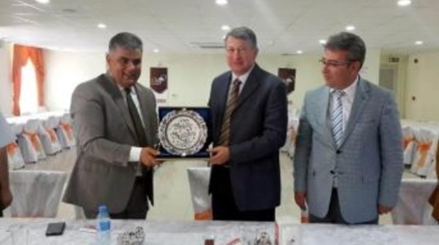 Başkan &Ouml;zg&uuml;ven&rsquo;e Plaket