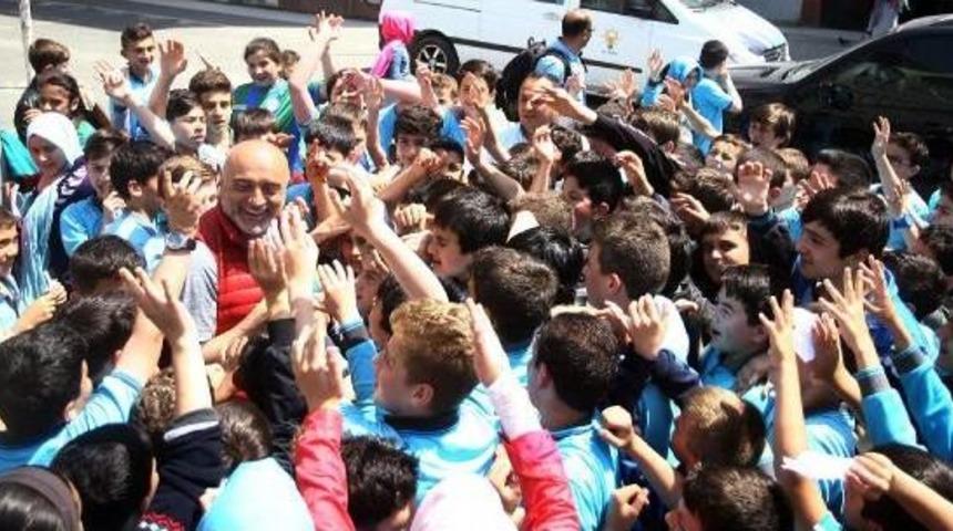 &Ccedil;aykur Rizespor Teknik Direkt&ouml;r&uuml; Karaman Forma Dağıttı