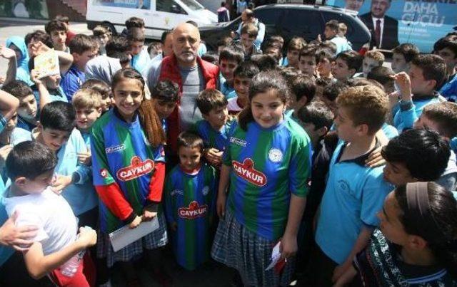 Çaykur Rizespor Teknik Direktörü Karaman Forma Dağıttı