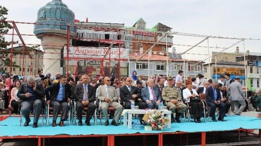 El Sanatları Sergisinin A&ccedil;ılış T&ouml;reninde Protokol Yağmura Yakalandı