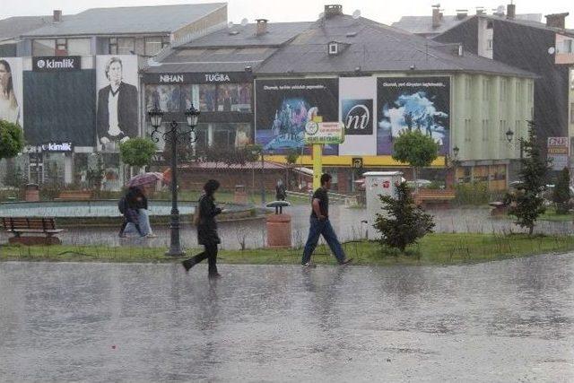 El Sanatları Sergisinin Açılış Töreninde Protokol Yağmura Yakalandı