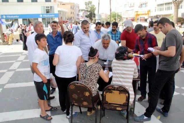 Şanlıurfa’Da Ak Parti Ve Hdp, Yan Yana Stant Açtı