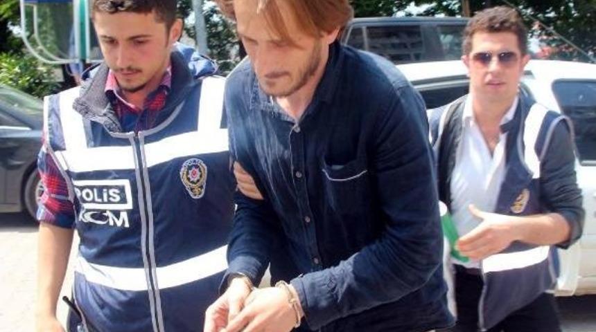 Otomobilde 1.5 Kilo Esrar Bulundu, S&uuml;r&uuml;c&uuml; G&ouml;zaltına Alındı (2)