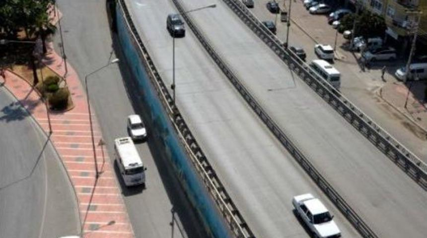 K&ouml;pr&uuml; Yıkımında Kurban Kesilip, Tatlı Dağıtıldı