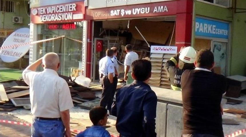 Parke D&uuml;kkanının Asma Tavanı &Ccedil;&ouml;kt&uuml;: 3 Yaralı