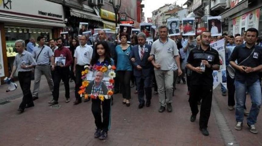 D&ouml;v&uuml;lerek &Ouml;ld&uuml;r&uuml;len &Ouml;ğretmenin &Ouml;ğrencilerine Psikolojik Destek (2)
