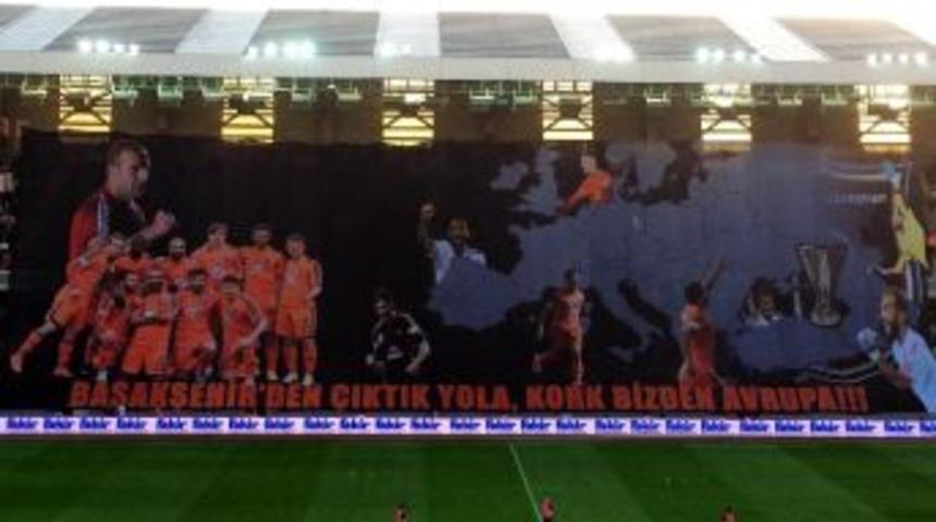 Başakşehir Taraftarından Dev Pankart