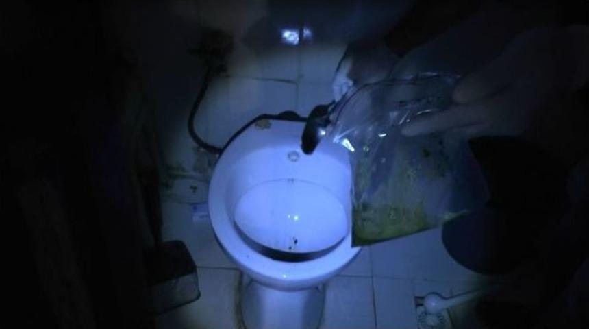 Polis Baskınında Uyuşturucuları Klozete Attılar