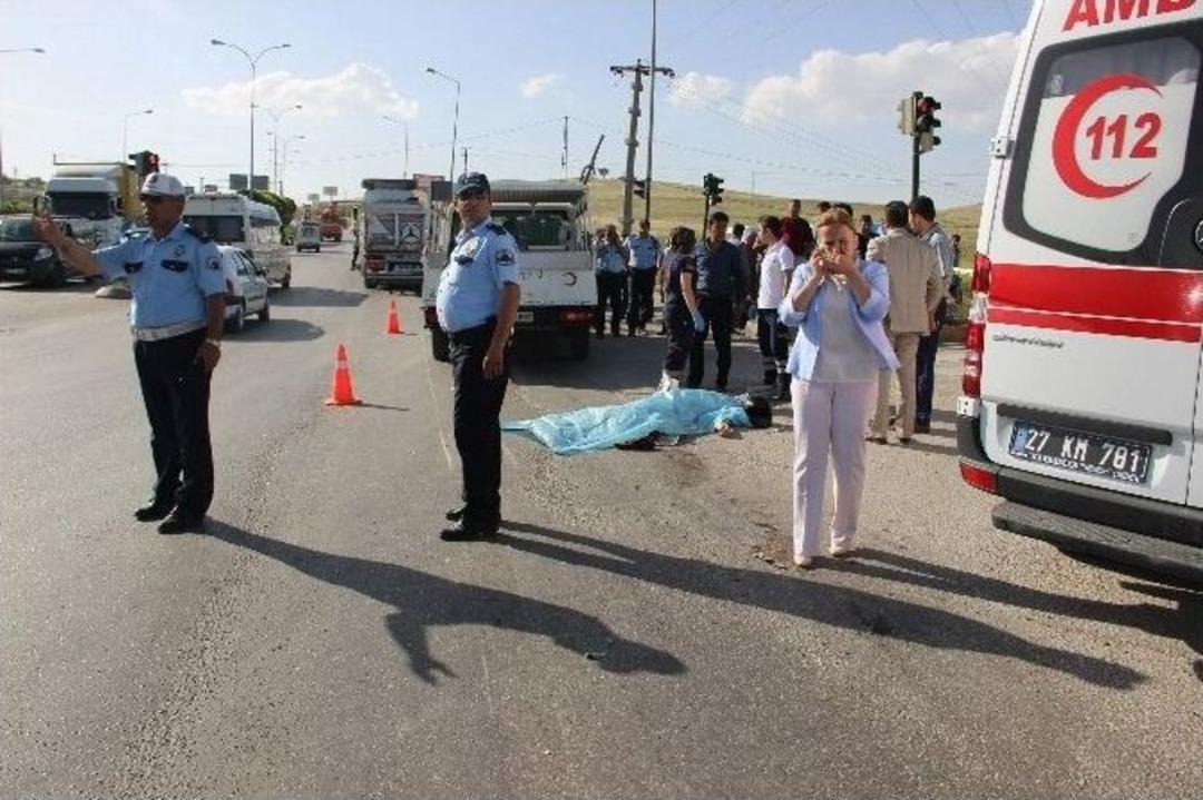 Motosiklet Tırın Altında Kaldı: 1 &Ouml;l&uuml;, 1 Yaralı