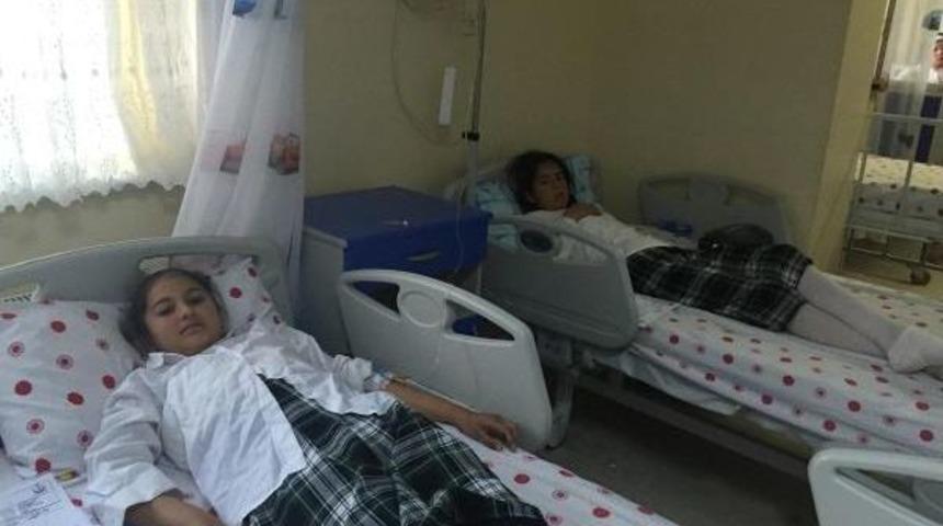 47'si &Ouml;ğrenci, 49 Kişi Gıda Zehirlenmesi Ş&uuml;phesiyle Hastaneye Kaldırıldı