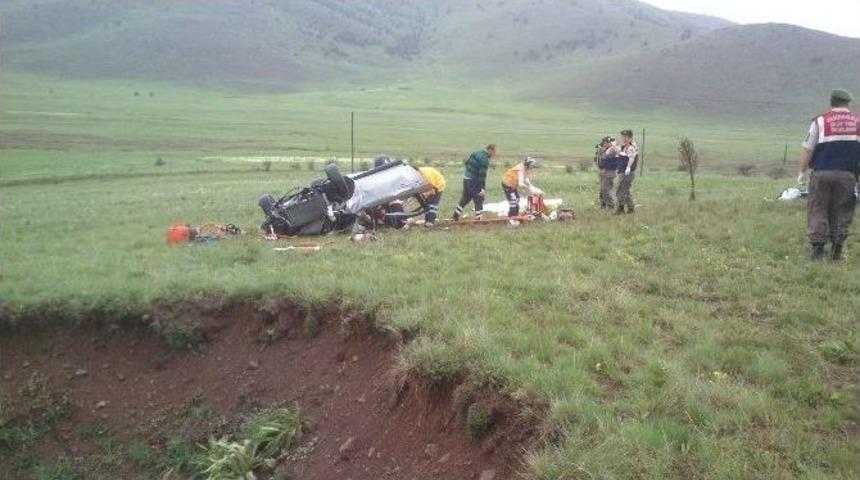 Erzincan&rsquo;da Otomobil Takla Attı: 2 &Ouml;l&uuml;, 1 Yaralı