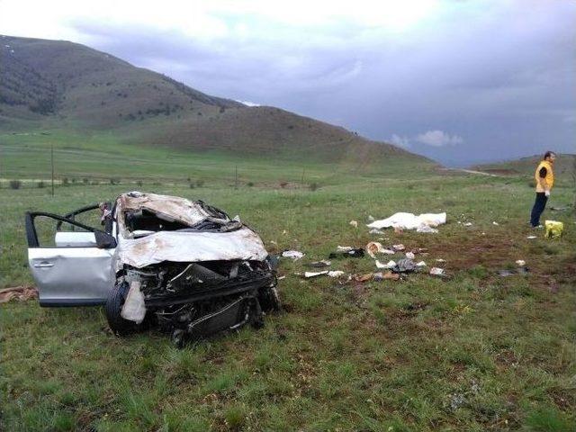 Erzincan’da Otomobil Takla Attı: 2 Ölü, 1 Yaralı
